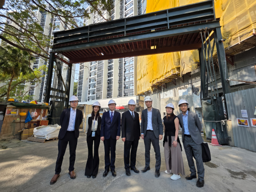 Mr. Tianwei Yao, Director-General of the Standard and Quota Department of the Ministry of Housing and Urban-Rural Development (MOHURD), is standing in the fourth place from the left and accompanied by Dr. Louis Chu, Associate Director of HKU Estates Office at his right, visiting the MiC project of HKU's High West Site Development.
 